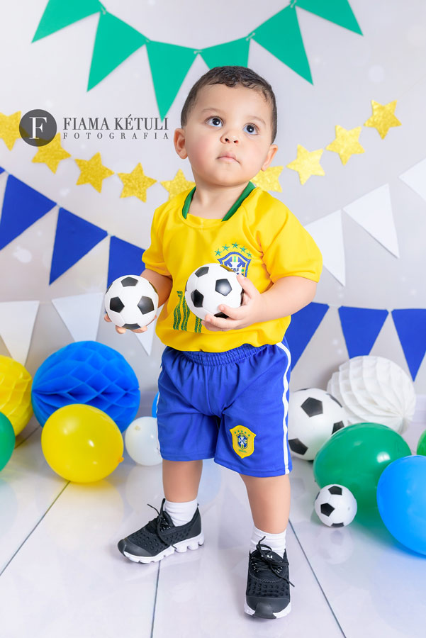 Ensaio copa uniforme brasil futebol estudio com cenario em brasilia
