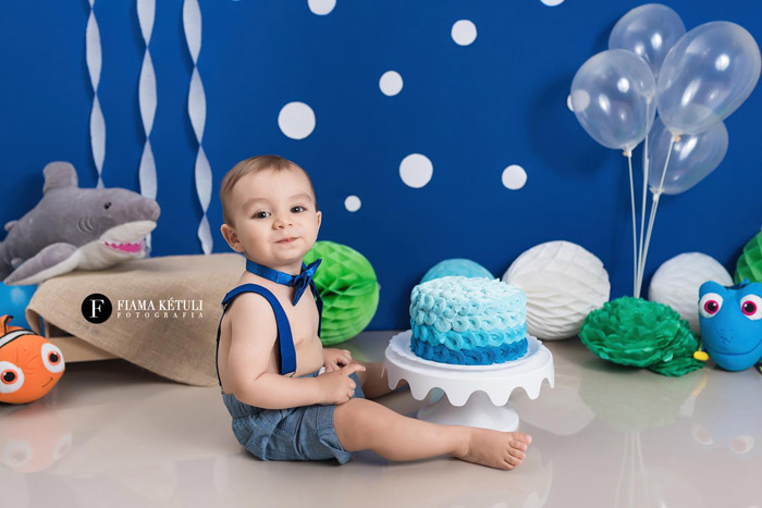 Ensaio de bebê com bolo. Ensaio temático para bebês de 1 ano
