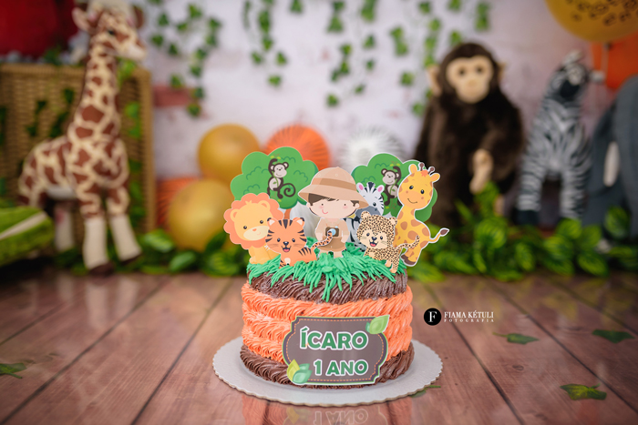Fotógrafa para Smash the cake para bebê menino no tema Safari em estúdio Brasília - Guará - Polo de Modas