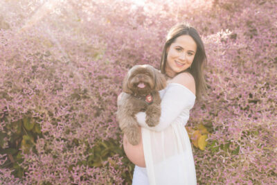 ensaio gestante brasilia com pet cachorro e folhas rosas - local para ensaio de gestante
