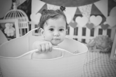 Bebê em bacia após smash the cake