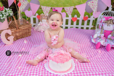 Ensaio esmagando o bolo para bebê de 1 ano