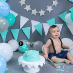 Fotos de bebê com bolo em estúdio, aniversário de 1 aninho