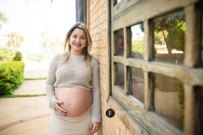 Gestante com figurino em ensaio fotografico mostrando a barriga
