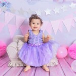 bebe em mini sofa em cenadio de smash the cake