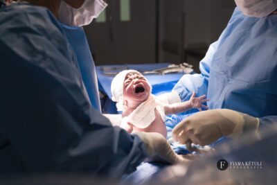 bebê nascendo e chorando foto de fotografo em brasilia