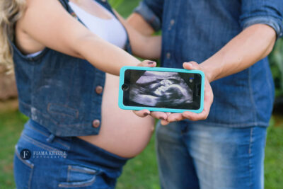 Foto de gestante com ultrassom do bebê