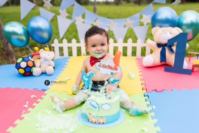 Ensaio de bebê comendo bolo em Brasília